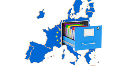 Aus der Länderkarte der Europäischen Union wird ein großes Aktenschließfach mit Unterlagen und Daten herausgezogen.