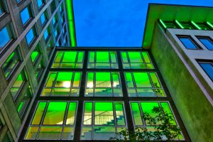 Das Hauptgebäude der Landwirtschaftlichen Rentenbank, blauer Himmel, grünes Bürolicht.