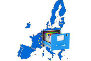 Aus der Länderkarte der Europäischen Union wird ein großes Aktenschließfach mit Unterlagen und Daten herausgezogen.