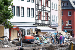 In Bad Münstereifel türmen sich die Müllberge nach dem Unwetter.