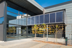 Gebäude mit Fassaden-Photovoltaikanlage
