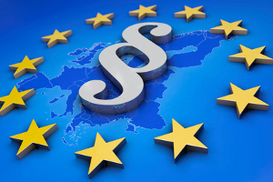 Paragraphenzeichen umrahmt von Euro-Sternen vor der Landkarte der EU-Staaten